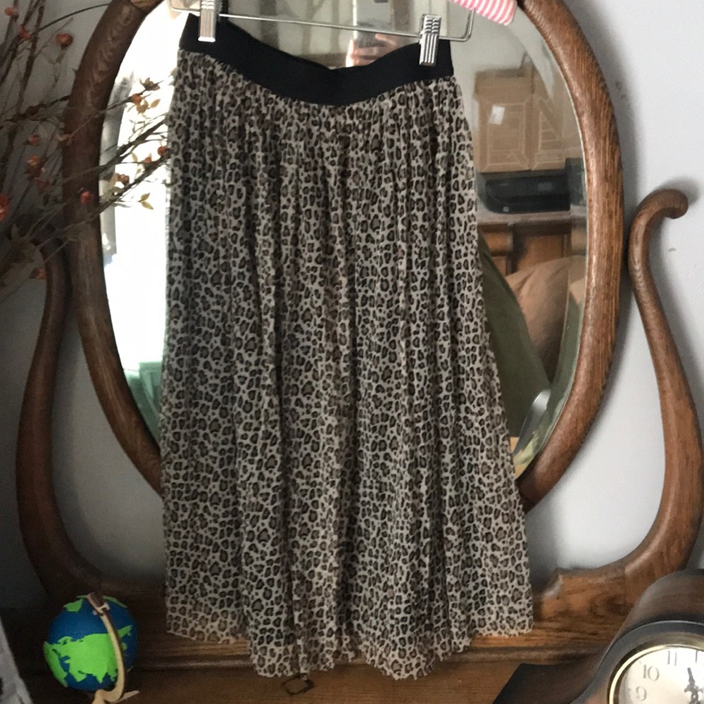 Leopard print knee length skirt. Brand new! XS